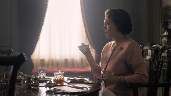 Olivia Colman als Queen in The Crown onthuld