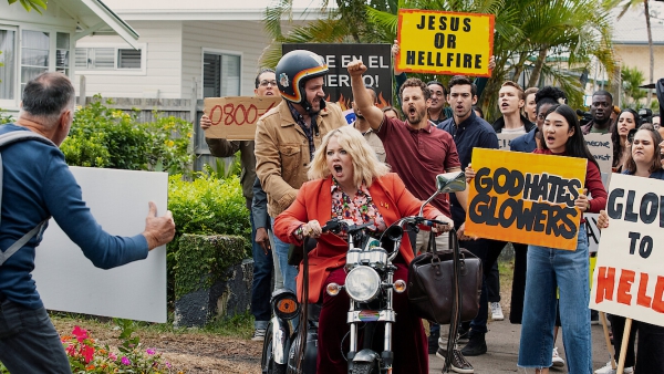 Recensie Netflix-serie 'God's Favorite Idiot'