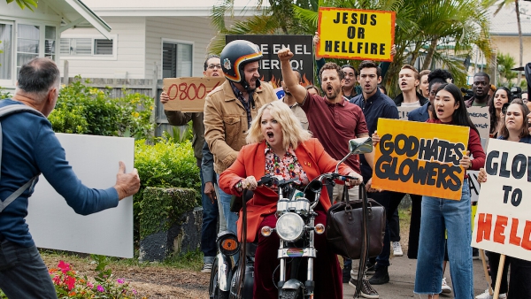 Recensie Netflix-serie 'God's Favorite Idiot' Recensie Netflix-serie 'God's Favorite Idiot'