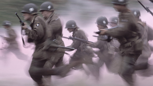 "Levensveranderende ervaring", nog altijd wereldwijde lof voor realisme in buitengewone oorlogsserie van Steven Spielberg