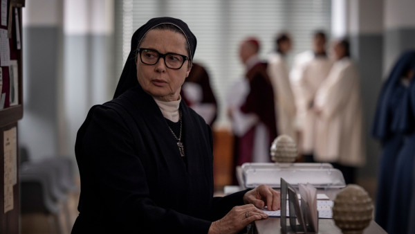 Hilarisch! Kardinalen bingen deze productie op Prime Video bij het kiezen van de nieuwe paus