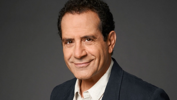 Tony Shalhoub gecast in CBS-serie 'BrainDead' Tony Shalhoub gecast in CBS-serie 'BrainDead'