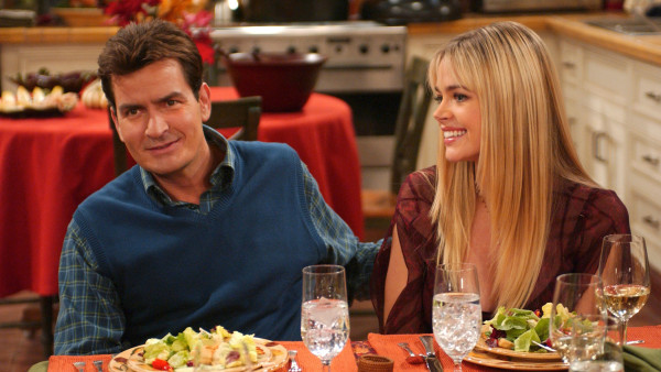 'Two and a Half Men' acteur Charlie Sheen blikt terug op zijn heftige diagnose