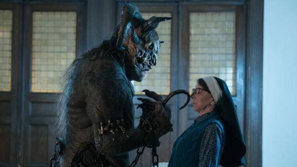 Deze uitzinnige en bloedspannende serie met Nederlandse actrice staat gewoon klaar op SkyShowtime