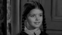 Originele Wednesday-actrice op 64-jarige leeftijd overleden Originele Wednesday-actrice op 64-jarige leeftijd overleden