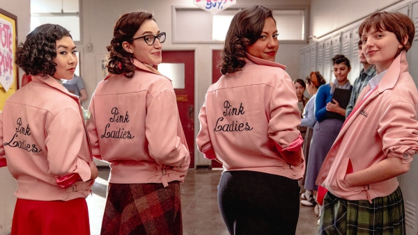 Nieuwe trailer 'Grease' onhult de oorsprong van de Pink Ladies