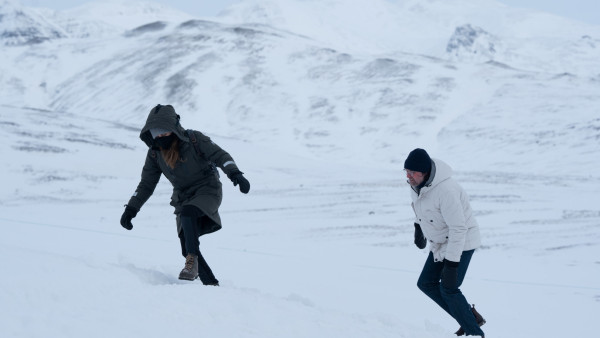 SkyShowtime-serie 'The Darkness': IJslandse rauwheid met een gelikt Engels randje SkyShowtime-serie 'The Darkness': IJslandse rauwheid met een gelikt Engels randje