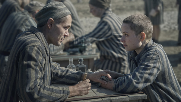 'The Tattooist of Auschwitz': liefdesverhaal omringd door horror 'The Tattooist of Auschwitz': liefdesverhaal omringd door horror