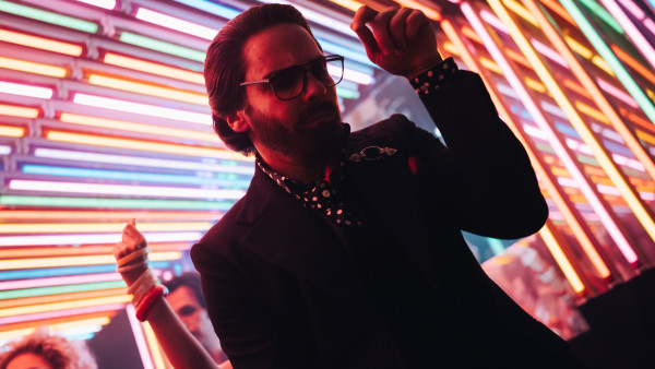 'Becoming Karl Lagerfeld': Franse serie over Duitse modeontwerper blijft steken in saai liefdesverhaal
