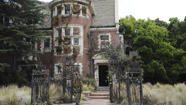 Na meer dan tweeënhalf jaar wachten kunnen we weer gaan griezelen met de beste horrorserie van onze tijd