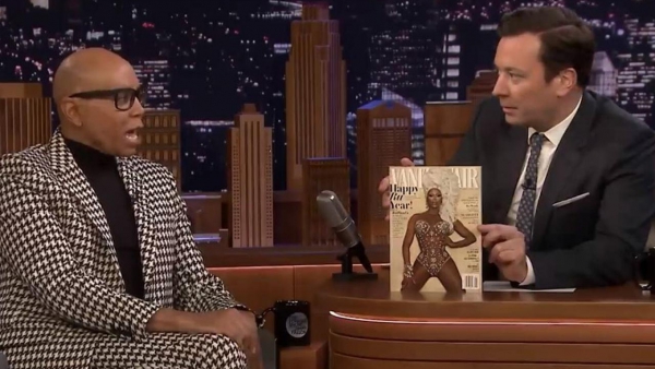 Met schaamrood op de kaken: Jimmy Fallon blundert in interview met RuPaul