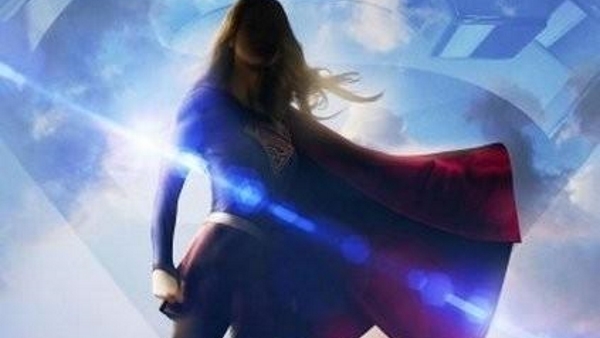 Poster Supergirl toont vliegende heldin