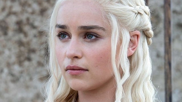 Keert bloedmooie Emilia Clarke toch terug in nieuwe spin-off van 'Game of Thrones'? Keert bloedmooie Emilia Clarke toch terug in nieuwe spin-off van 'Game of Thrones'?