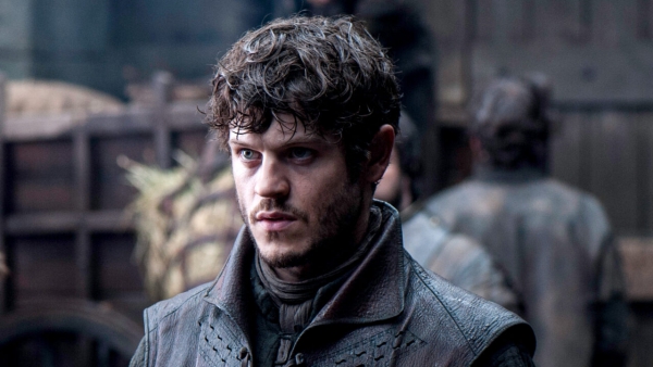 Check deze foto uit 'Game of Thrones': acteur die engerd Ramsay Bolton speelde, werd gecast als Jon Snow