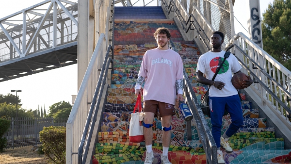 Eerste beelden van nieuwe 'White Men Can't Jump'