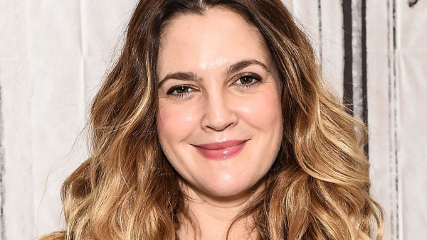 Drew Barrymore op eerste foto's Netflix-serie 'Santa Clarita Diet'