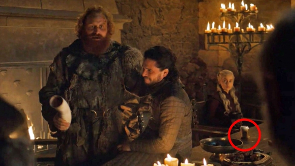 Oeps, nu eindelijk het complete verhaal achter de Starbucks-koffiebeker in 'Game of Thrones'