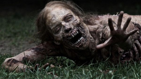 Voor het eerst naakte zombie in 'The Walking Dead'