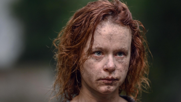 Foto's onherkenbare Thora Birch (American Beauty) als whisperer in 'The Walking Dead' S10! 