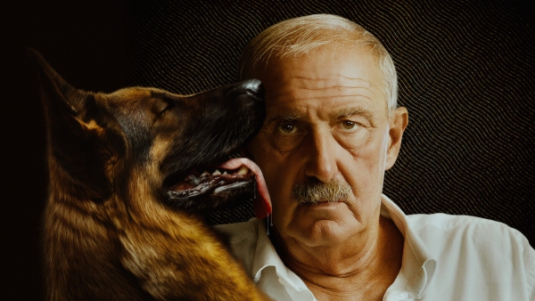 Netflix onderzoekt 's werelds rijkste hond in docu