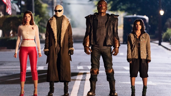 'Doom Patrol' waarschuwt kijkers voor naderend gevaar in nieuwe beelden van seizoen 4 'Doom Patrol' waarschuwt kijkers voor naderend gevaar in nieuwe beelden van seizoen 4