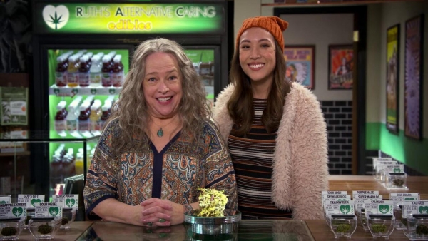 Kathy Bates is terug in 'Disjointed' seizoen 2