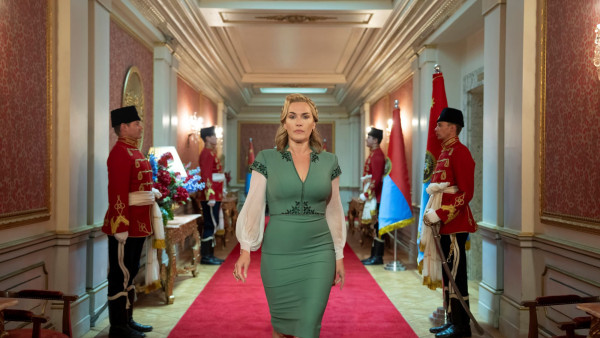 Kate Winslet vliegt uit de bocht als dictator in de trailer van HBO's nieuwe satire 'The Regime'