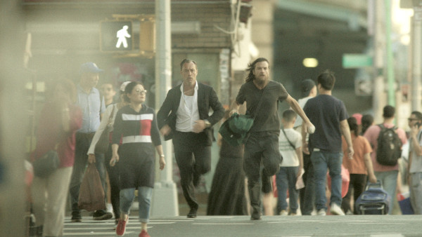 Netflix gooit alle remmen los met nieuwe miniseries 'Black Rabbit': "Alles valt uit elkaar"