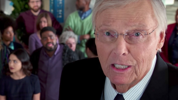 'Powerless'-aflevering Adam West online te zien