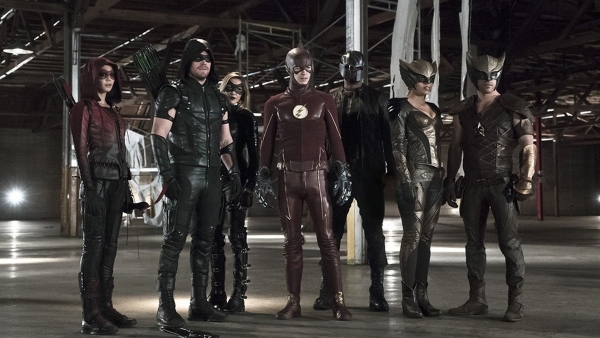 Foto toont team Arrow en The Flash