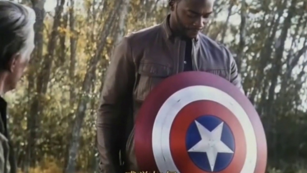 Falcon is inderdaad de nieuwe Captain America in de serie 'The Falcon and the Winter Soldier'!