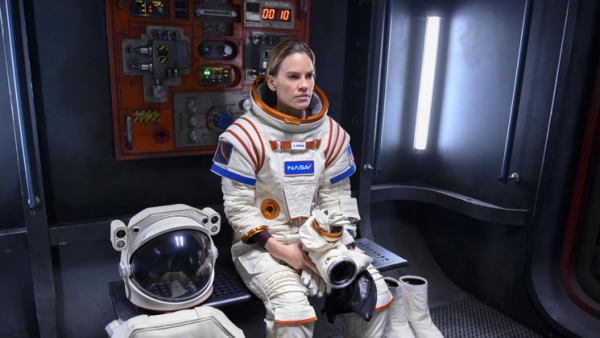 Eerste beelden Netflix-original 'Away' met Hilary Swank Eerste beelden Netflix-original 'Away' met Hilary Swank