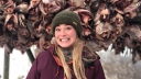 Geraldine Kemper zonder topje op het strand