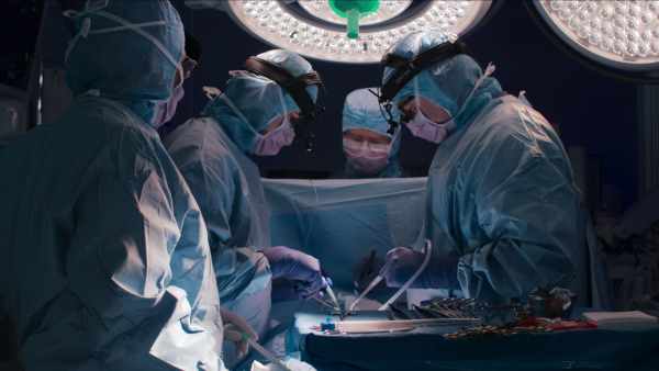 Schokkende serie over doorgedraaide chirurg scoort keihard en dreunt de Netflix top 10 in