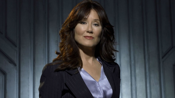 Mary McDonnell (Battlestar Galactica) tekent voor 'Veronica Mars' Mary McDonnell (Battlestar Galactica) tekent voor 'Veronica Mars'