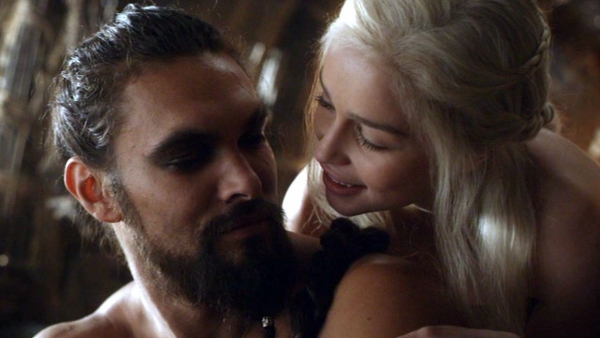 Vrolijke reünie 'Game Of Thrones'-sterren Emilia Clarke en jarige Jason Momoa
