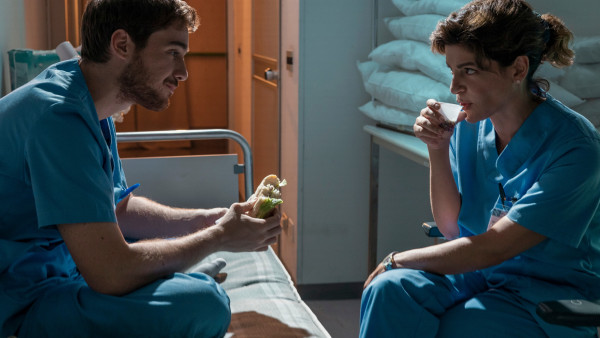 Netflix-serie 'Tutto Chiede Salvezza' seizoen 2: nieuwe personages, zelfde onzin Netflix-serie 'Tutto Chiede Salvezza' seizoen 2: nieuwe personages, zelfde onzin
