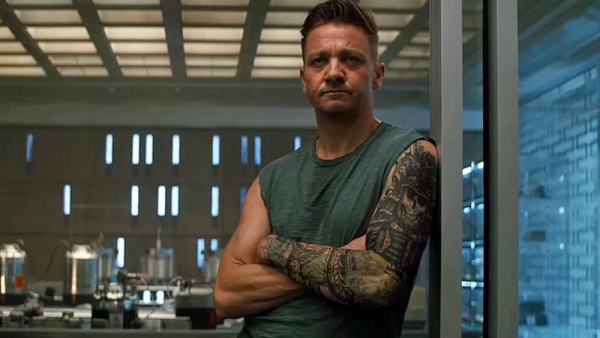 Jeremy Renner in elkaar geslagen op foto Marvel-serie 'Hawkeye'