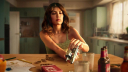 Netflix-actiethriller 'Who Is Erin Carter?' krijgt trailer met schooljuf als stevige vechterbaas