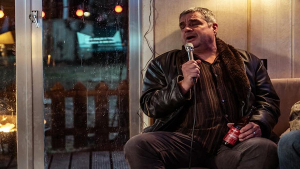 Deze Netflix-drugsbaron verovert nu plots de hitlijsten met heerlijke meezinger!