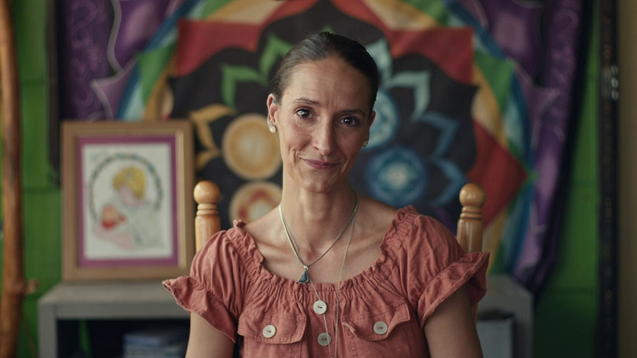 Recensie HBO Max-serie 'Love Has Won: The Cult of Mother God' - SerieTotaal