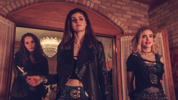 Alexandra Daddario op foto's 'The Mayfair Witches'