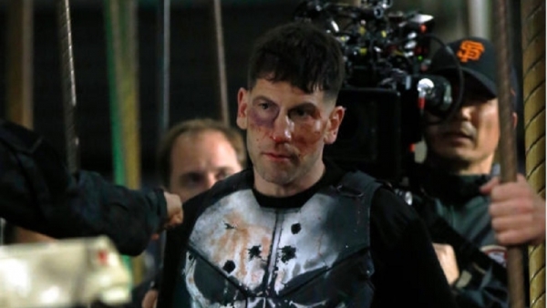 Brute Jon Bernthal in iconisch outfit op setfoto's The Punisher'