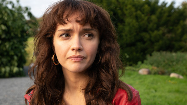 Prime Video brengt spanning en romantiek in eerste trailer psychologische thriller 'The Girlfriend'